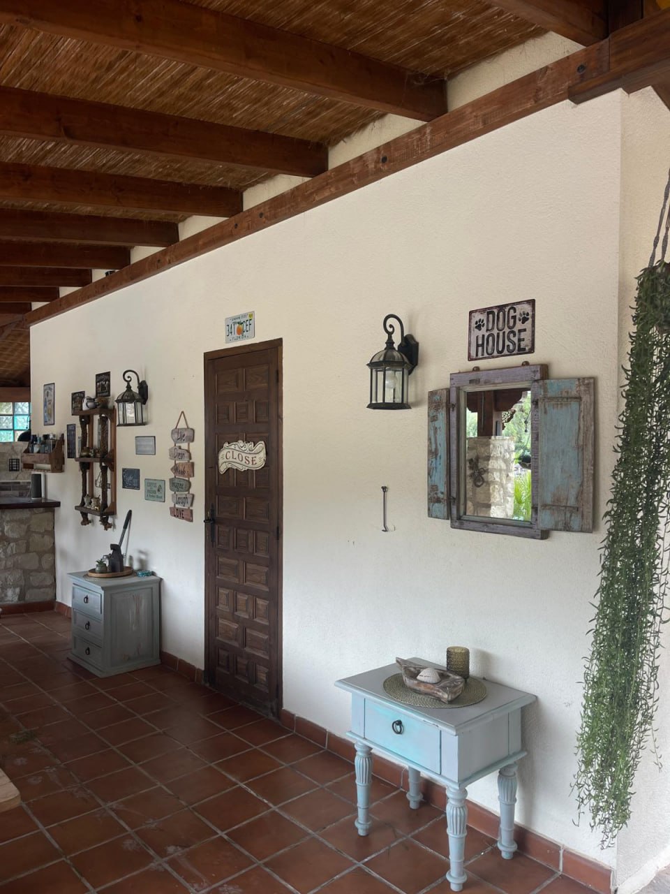 Terraza cubierta después — paredes blancas renovadas