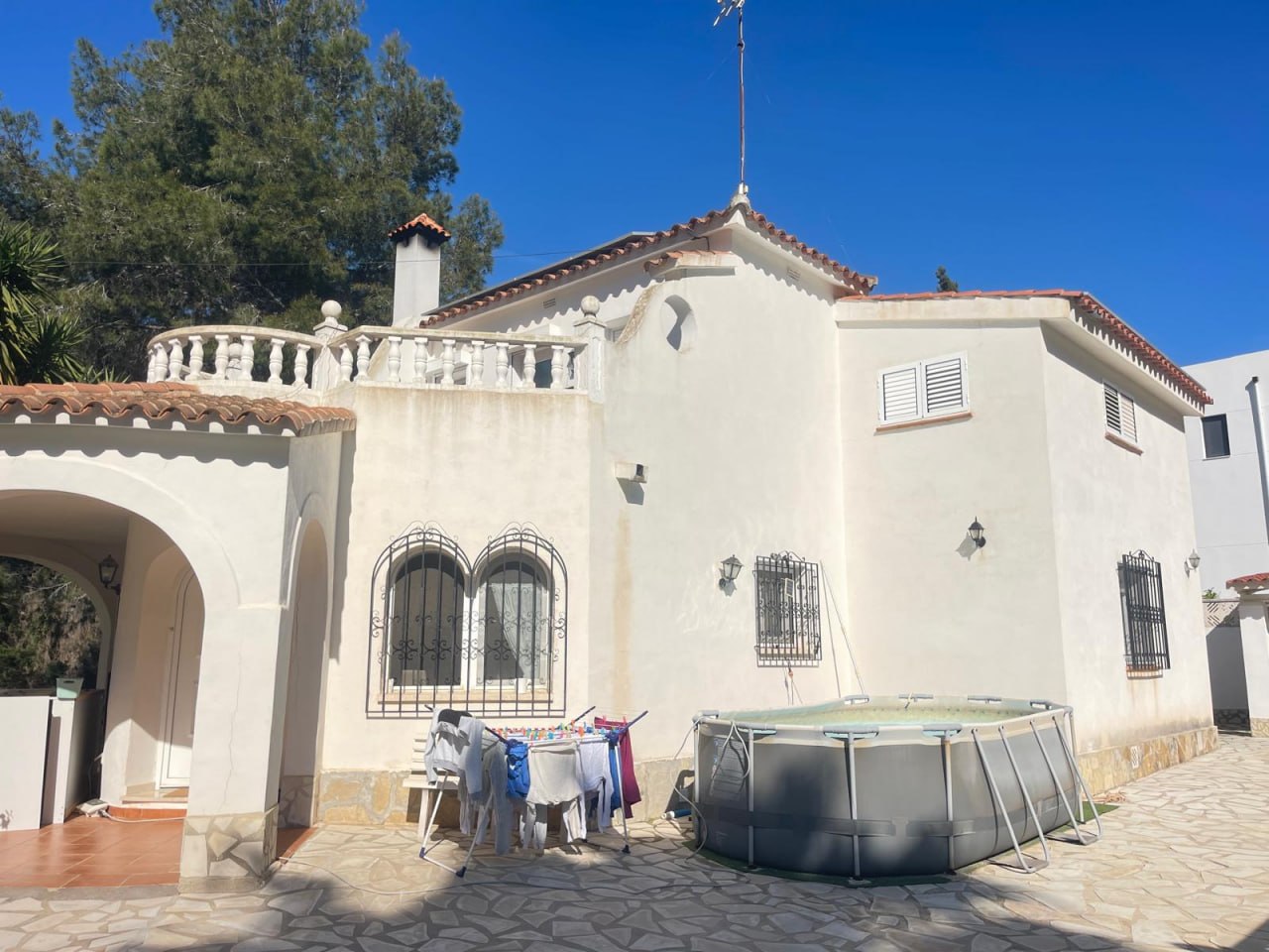 Villa — vista trasera con piscina después