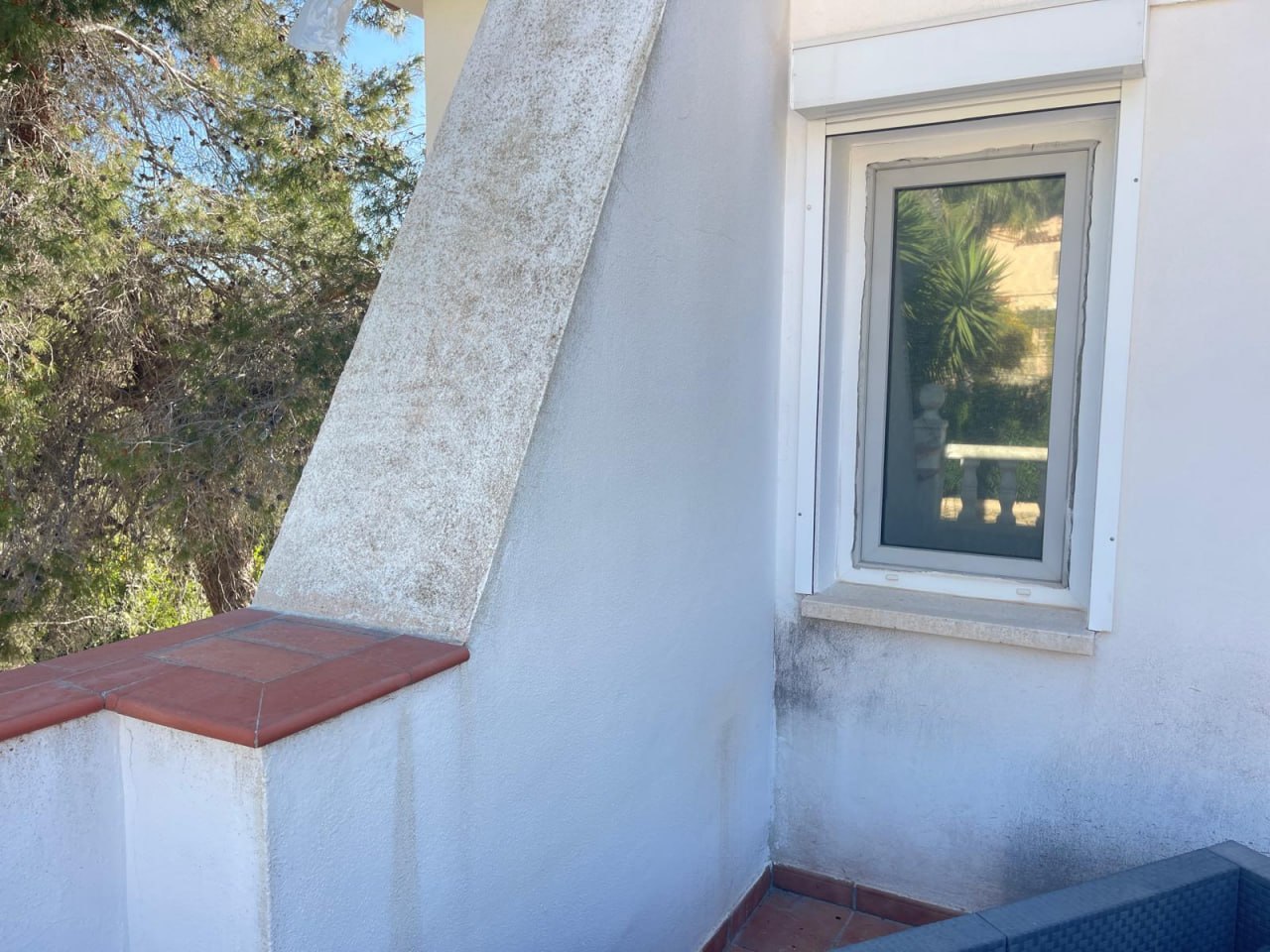 Fachada deteriorada antes de pintar