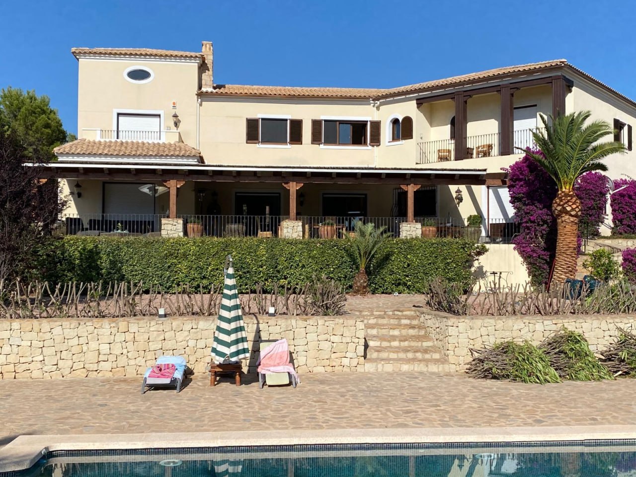 Pintura de villa en Jávea — fachada 2 plantas con piscina