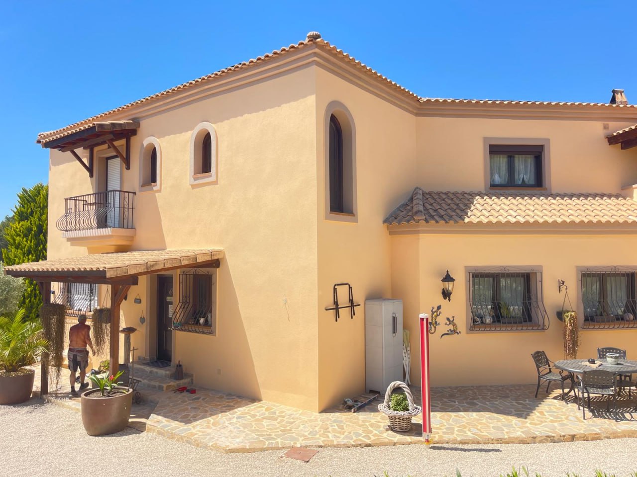 Pintura de villa en Xixona — fachada pintada con airless