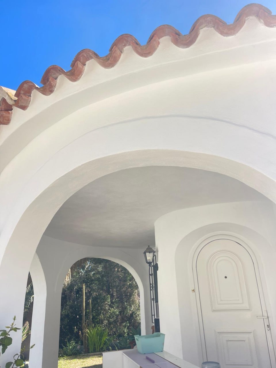 Pintura de chalet en Calpe — fachada con arco pintada