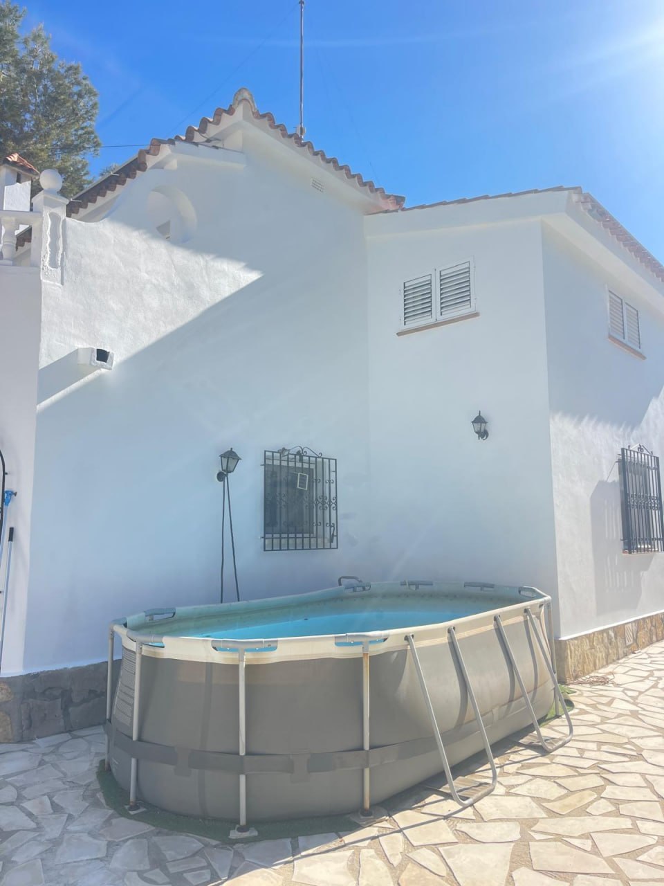 Pintores en Benidorm — fachada villa airless CostaPintura